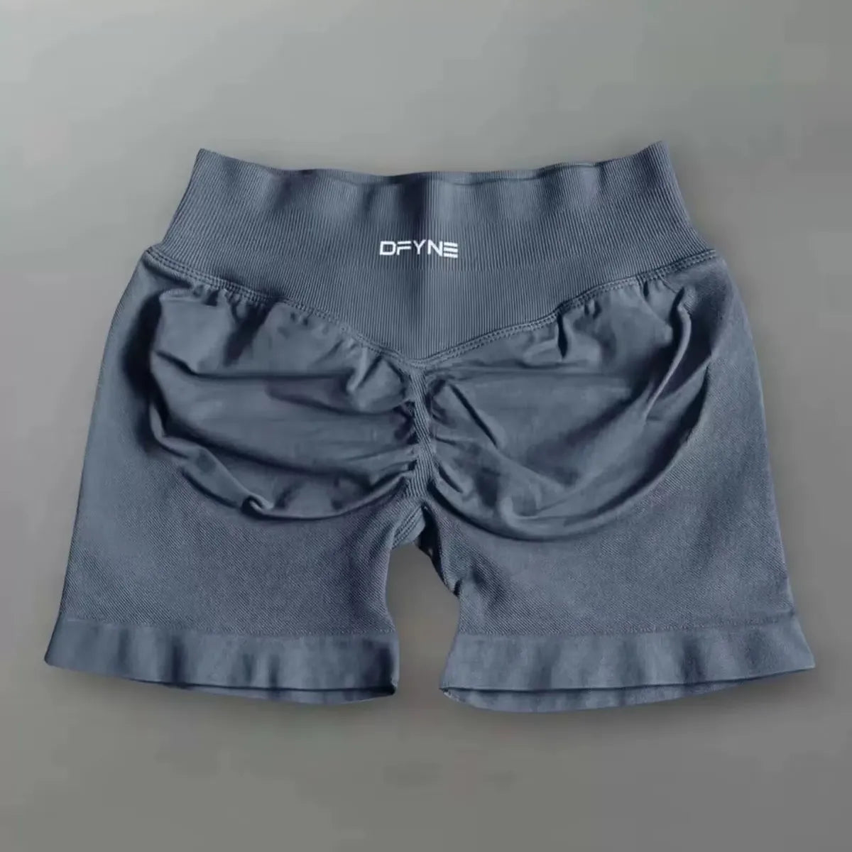 "Shorts Femmes pour Yoga avec Logo & Taille Basse - Conçu pour un Look Parfait au Gym"