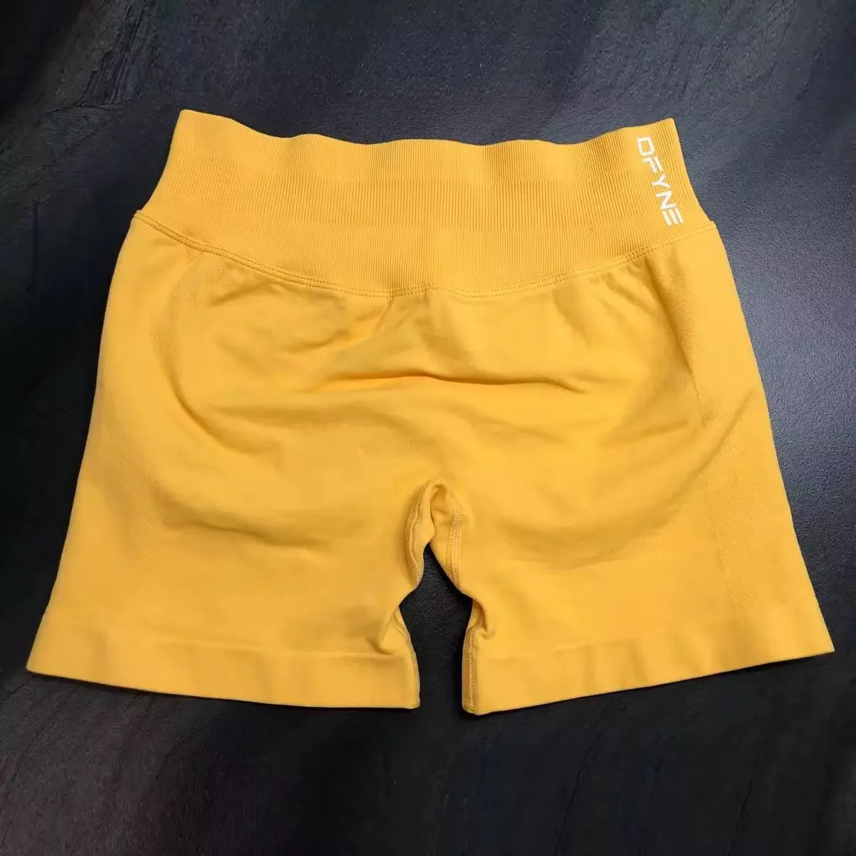"Shorts de Yoga Taille Basse, Scrunch Bum pour Femme - Parfait pour le Gym | Logo Impact"
